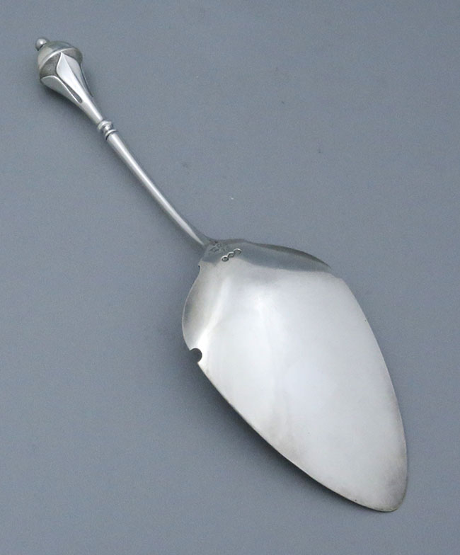 reverse side of the Alebrt Coles coin silver pie server