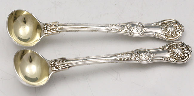 English Queens pattern pair of master salt spoons by Elizabeth Eaton