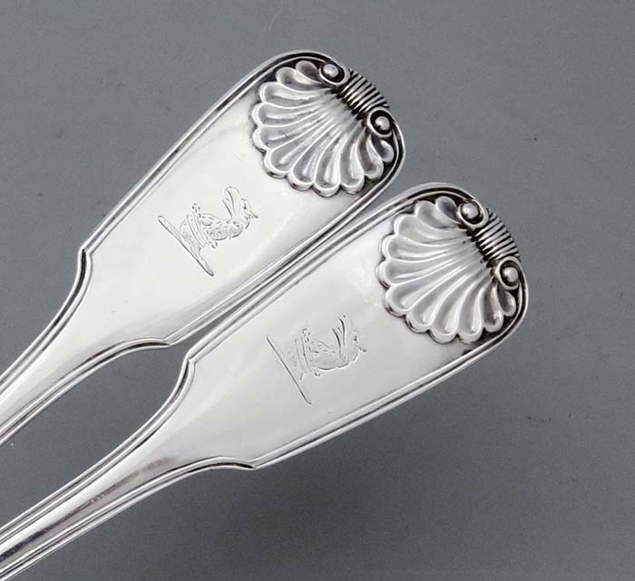 crest omn fiddle shell and thread pair of stuffing spoons London 1832